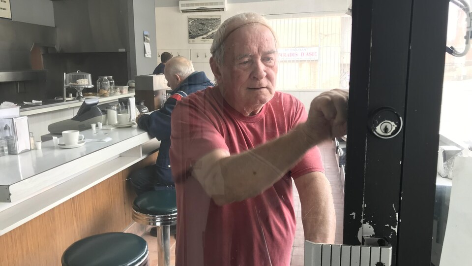 André St-Hilaire ferme à clé la porte de son restaurant.