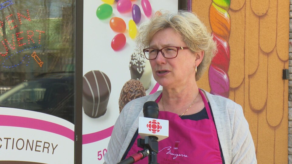 Andréa Duguay-Cormier donne une entrevue à Radio-Canada devant son commerce.