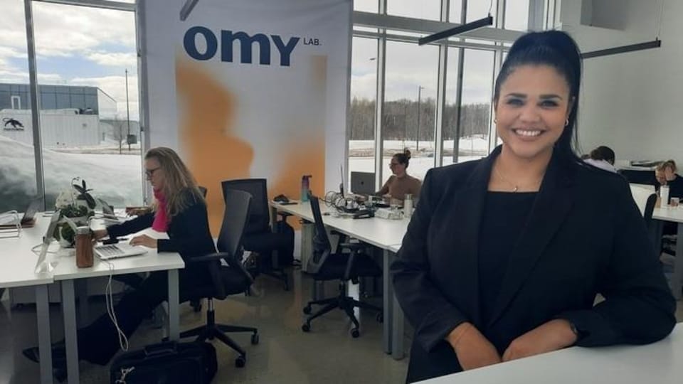 La directrice générale d'OMY Laboratoires, Andréa Gomez, sourit dans les bureaux de l'entreprise.
