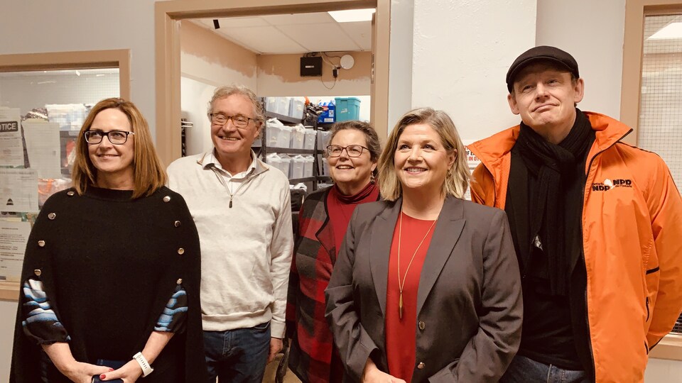 Trois personnes des Bergers de l'espoir posent avec Andrea Horwath et Joel Harden du Nouveau Parti démocratique de l'Ontario.