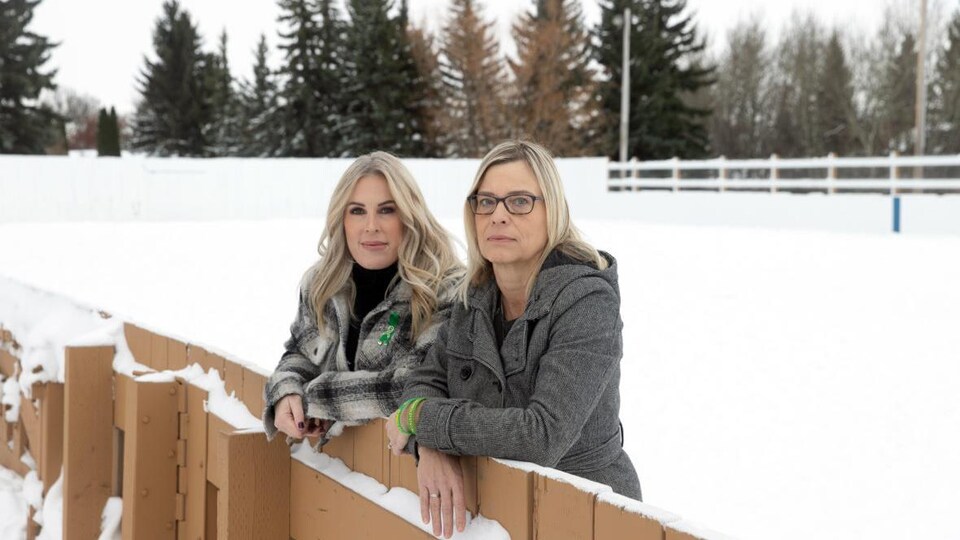 Andrea Joseph (à gauche) et Shauna Nordstrom au parc Larose où leurs garçons jouaient au hockey. 