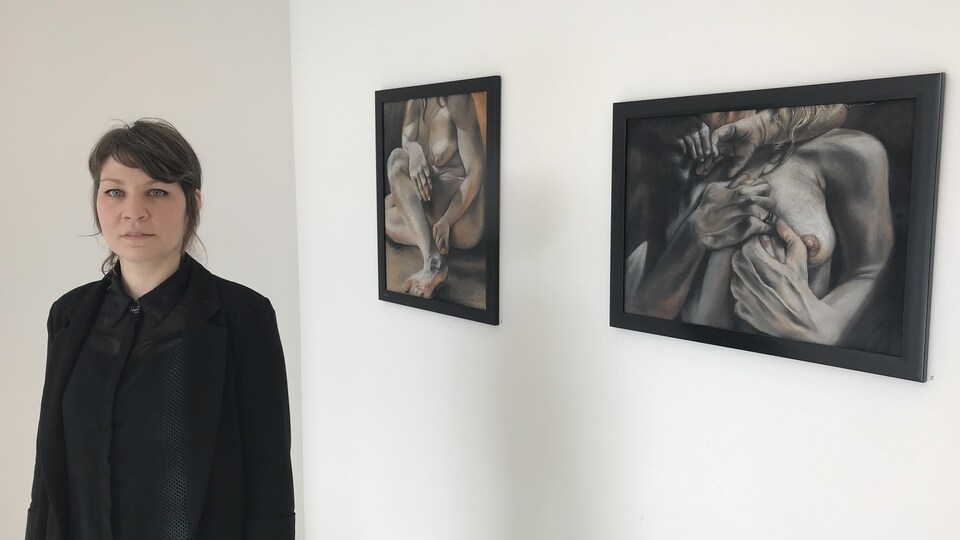 L'artiste Andréane Boulanger pose près de ses oeuvres à la galerie Rock Lamothe à Rouyn-Noranda.