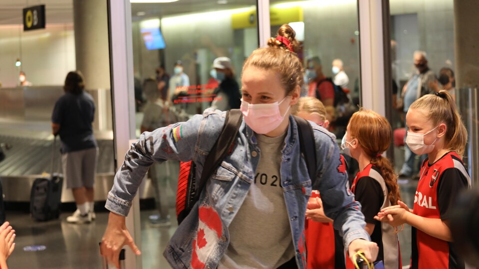 Artistic swimmer Andrée-Anne Côté, of Saint-Georges, on her return from Tokyo on Monday night at the Quebec City airport. 