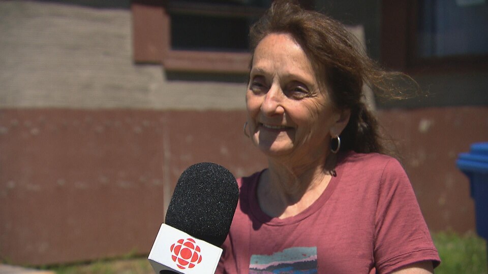 Andrée Boisselle parle au micro de Radio-Canada des animaux qui sont surpeuplés dans les refuges.