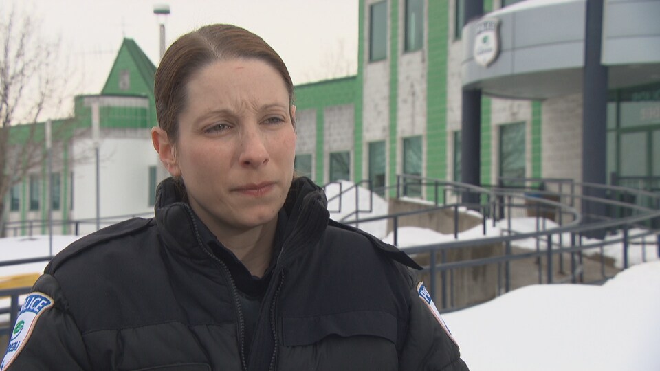 Andrée East, porte-parole du SPVG, en entrevue devant le quartier général du SPVG.  