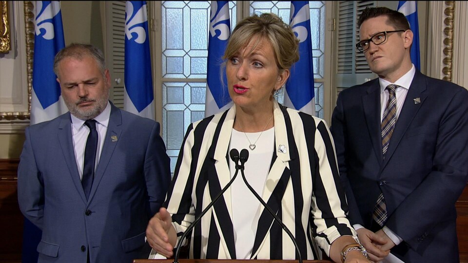 La ministre Andrée Laforest répond aux questions des journalistes lors d’un point de presse à l’Assemblée nationale. Elle est accompagnée de ses collègues Jonatan Julien et Benoit Charette.