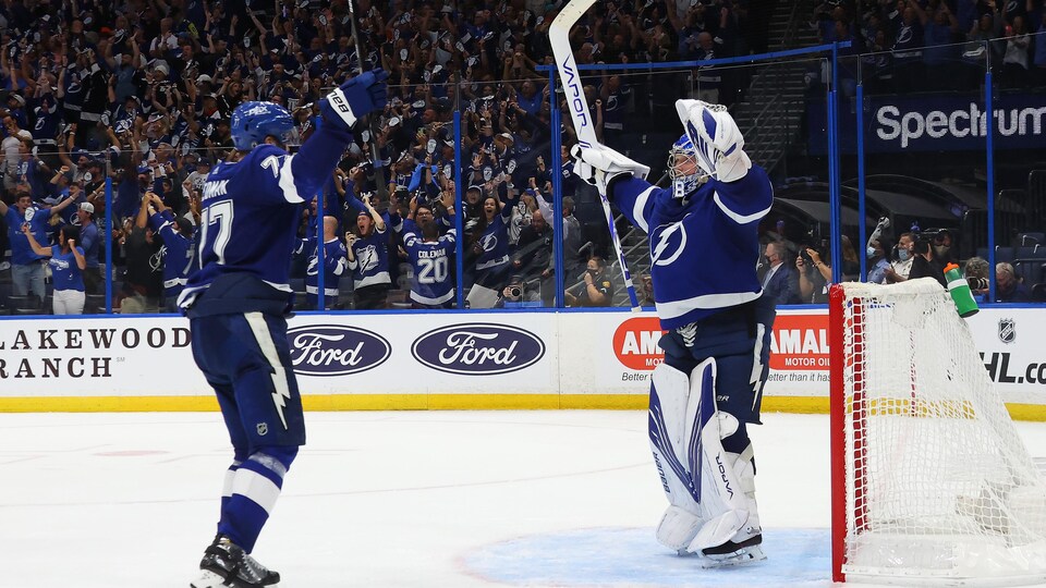 Victor Hedman (à gauche) et Andrei Vasilevskiy (à droite) célèbrent la victoire du Lightning contre les Islanders. 