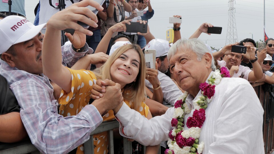 Andrés Manuel López Obrador prend un égoportrait avec une citoyenne mexicaine.
