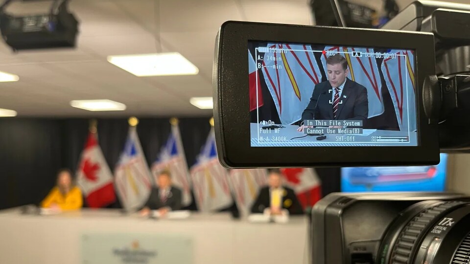 Le premier ministre Furey en conférence de presse.