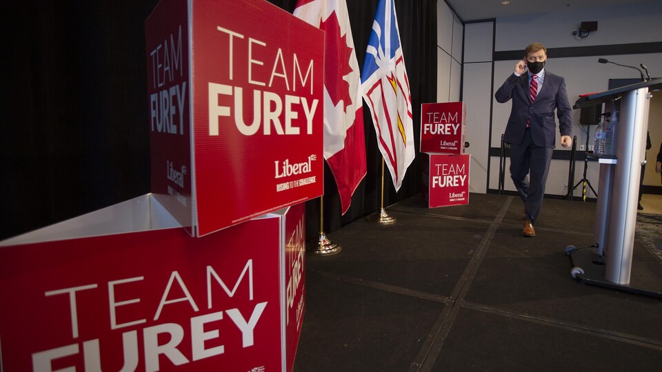 Andrew Furey se présente à l'hôtel Delta à Saint-Jean pour s'adresser aux médias quelques minutes après l'annonce des résultats du scrutin, samedi