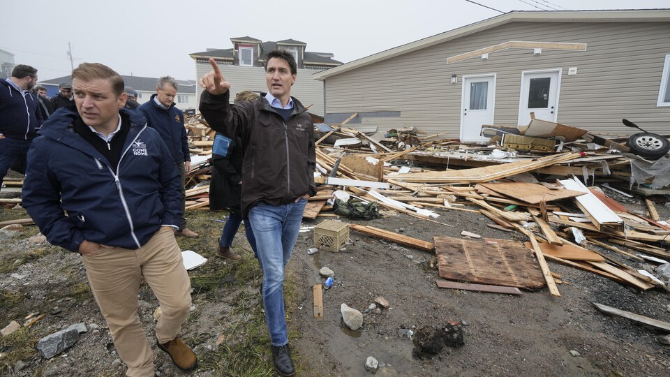 Le premier ministre de Terre-Neuve-et-Labrador Andrew Furey et le premier ministre du Canada Justin Trudeau constatent l'ampleur des dommages causés par la tempête post-tropicale Fiona à Port aux Basques, à Terre-Neuve, le mercredi 28 septembre.