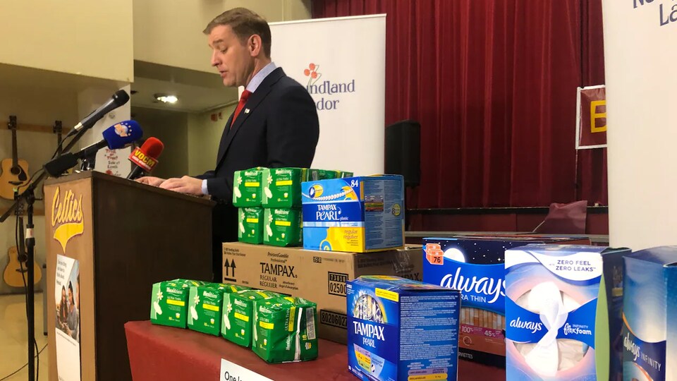 Andrew Furey devant une table de produits d'hygiène.