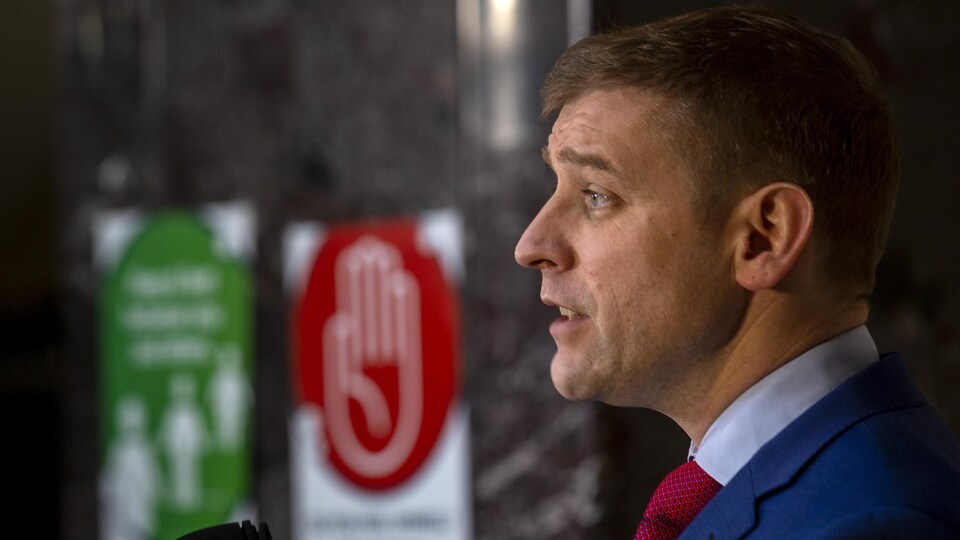 Andrew Furey de profil.