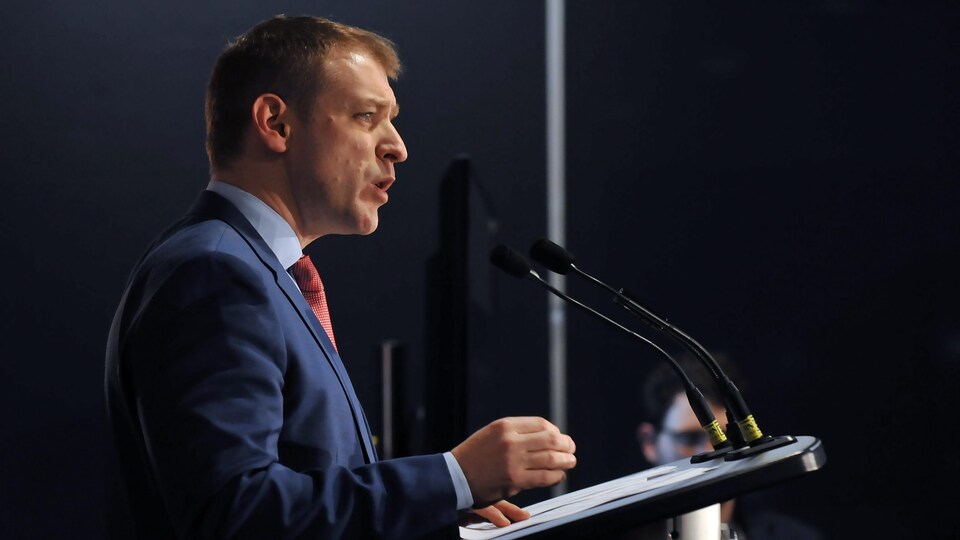 Andrew Furey vu de profil en train de prononcer une allocution.