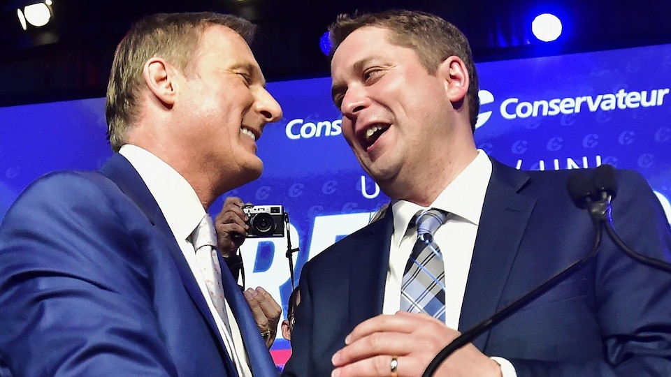 Le nouveau chef du Parti conservateur du Canada, Andrew Scheer (à droite), félicite le candidat finaliste de la course à la direction, Maxime Bernier (à gauche).