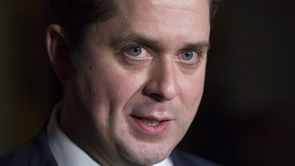 Andrew Scheer répond aux questions.