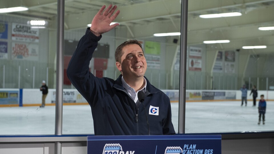 Andrew Scheer dans l'écran d'une caméra.