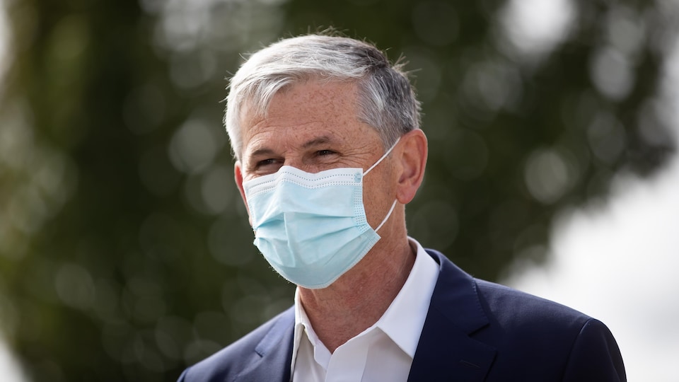 Andrew Wilkinson portant un masque.