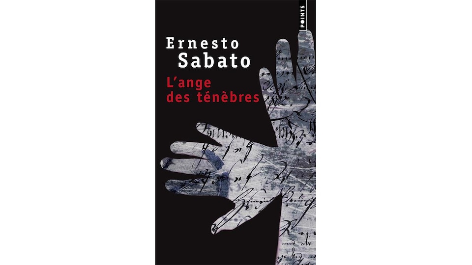 Deux mains se croisent, sur lesquelles des mots illisibles sont écrits.