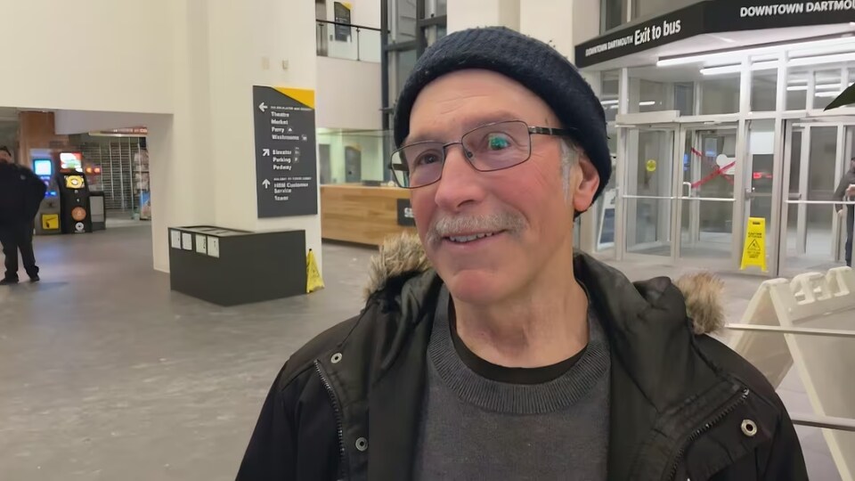 Robin Clayton, souriant après la décision du conseil communautaire.