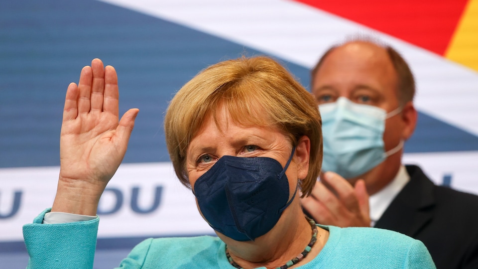 Angela Merkel salue la foule.