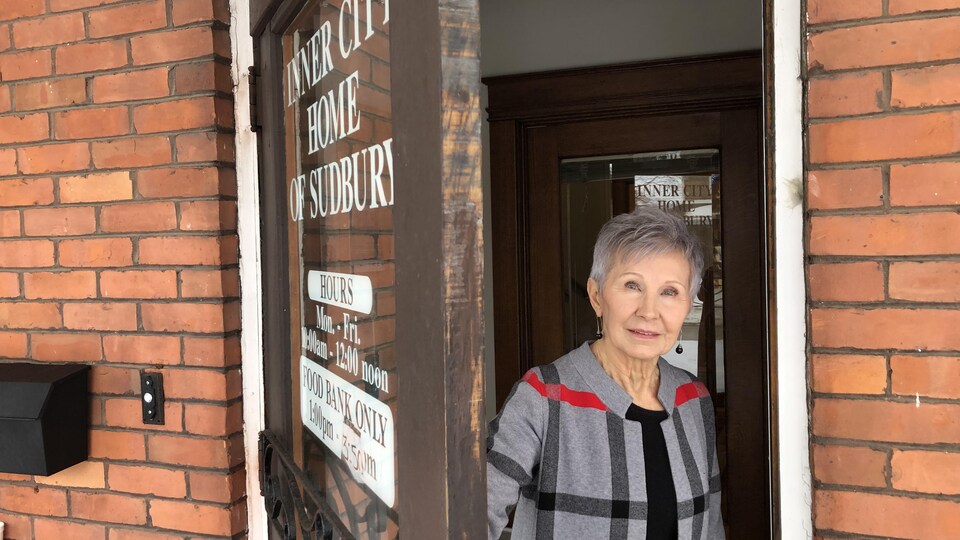 Angèla Séguin-Servant devant la porte de la banque alimentaire.