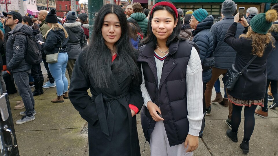 Deux personnes d'origine chinoise au défilé du Nouvel An lunaire à Vancouver.