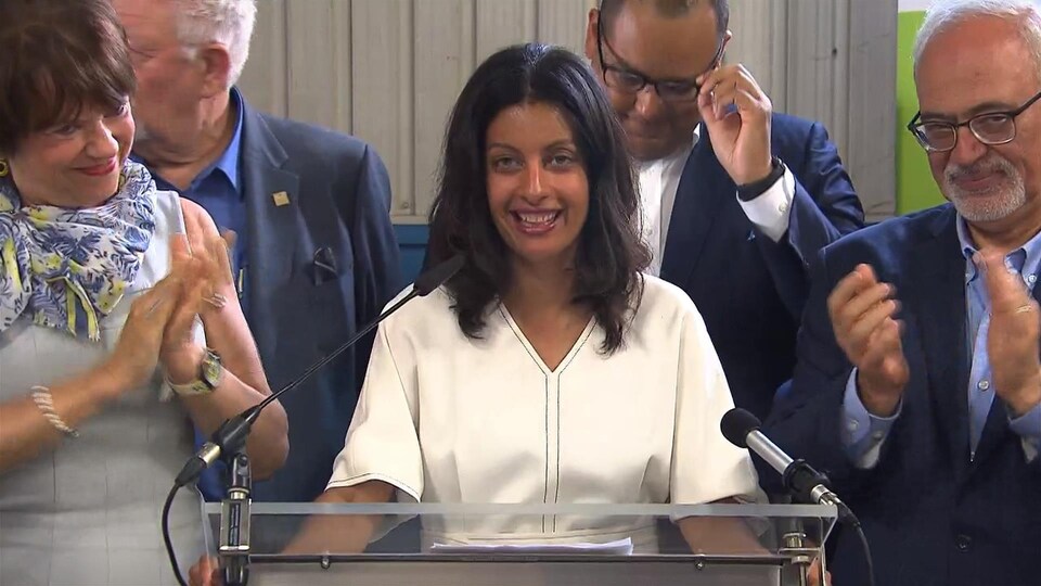 Dominique Anglade entourée de Carlos Leitao et de Hélène David.