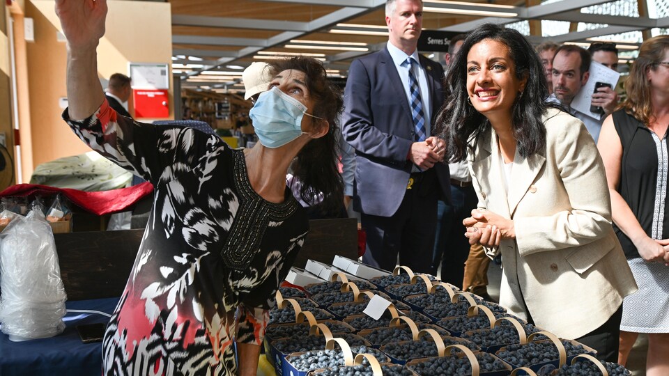 Dominique Anglade prend une photo avec une commerçante.
