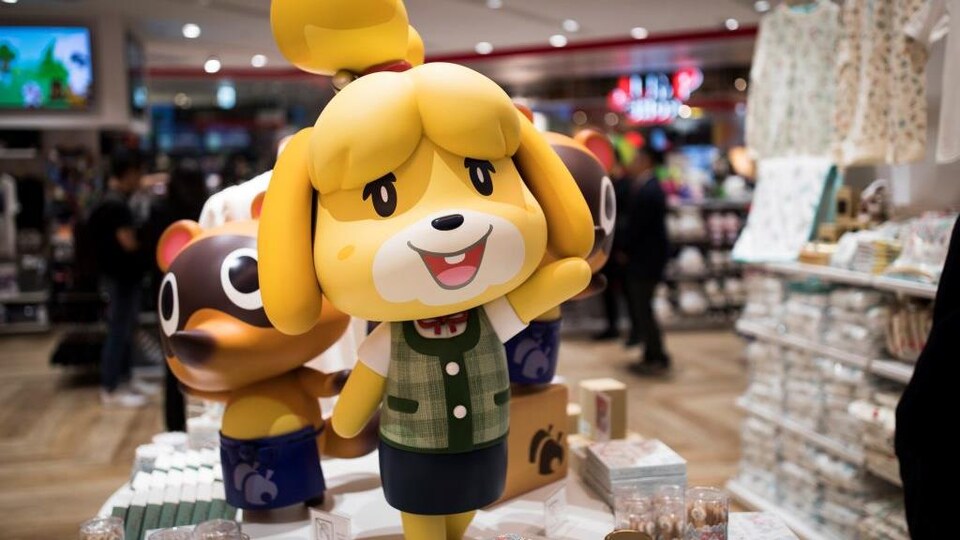 Des figurines représentant les personnages du jeu vidéo sont installées dans un magasin.