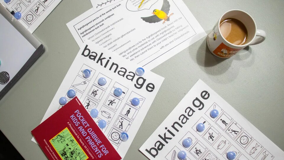 Des cartes de bingo en langue anishinabe utilisées dans le cadre des ateliers.