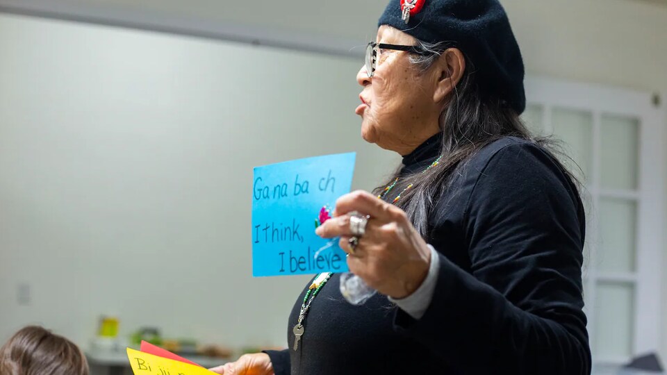 Julia Brandon tient des cartes de prononciation en langue anishinabe lors d’un atelier le 10 novembre 2022. 
