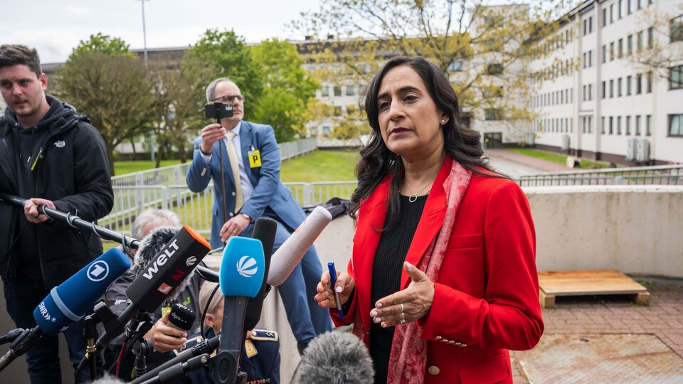 Anita Anand, devant une nuée de micros.