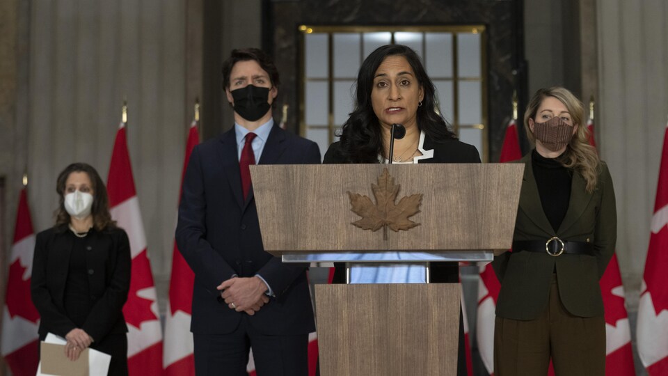 La ministre Anand en point de presse aux côtés du premier ministre Trudeau et de ses collègues ministres Chrystia Freeland et Mélanie Joly.