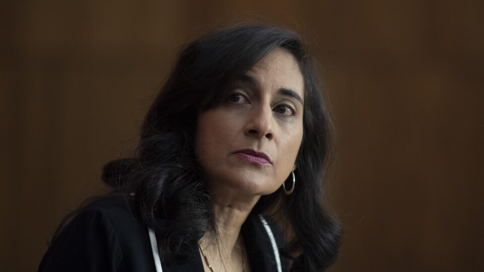 La ministre fédérale de l’Approvisionnement, Anita Anand, regarde à sa droite, l'air attentif.