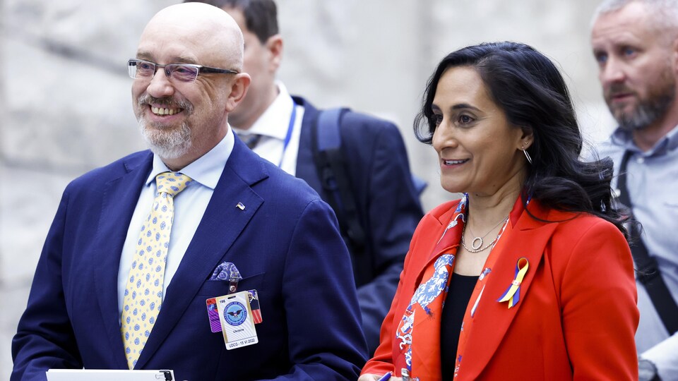 Anita Anand et Oleksiï Reznikov marchent côte à côte.