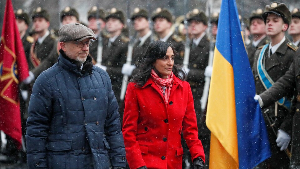 Les ministres de la Défense ukrainien et canadienne passent en revue des soldats ukrainiens.