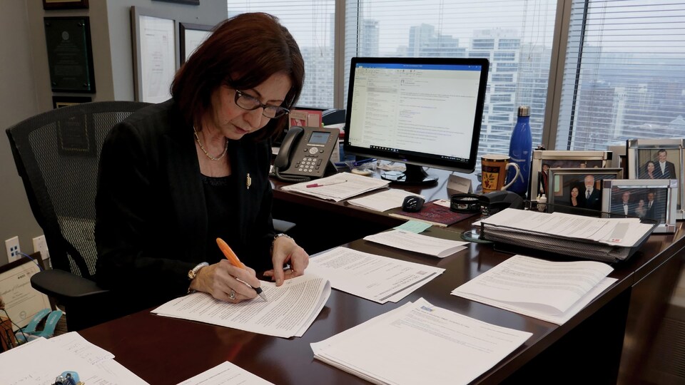 Ann Cavoukian, à son bureau.