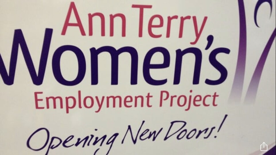 Un signe avec le logo de la société Ann Terry.