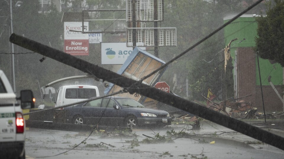Rue inondée et poteau électrique brisé