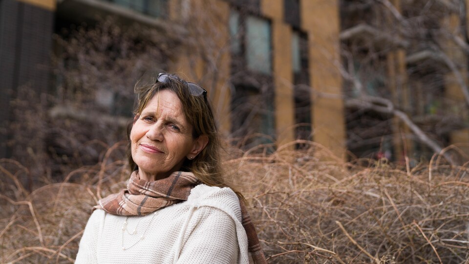 Anne-Marie Péladeau devant un immeuble