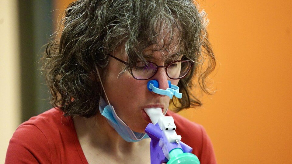 Une femme fait des exercices pulmonaires.
