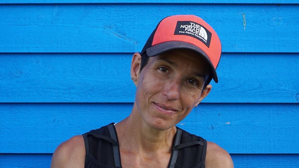 Portrait souriant d'Anne Bouchard, coureuse d'ultra trail. Elle venait de terminer son projet Caribou, une course de plus de 635 km sur 24 000 mètres de dénivelé entre Matapédia et Gaspé sur le Sentier international des Appalaches.