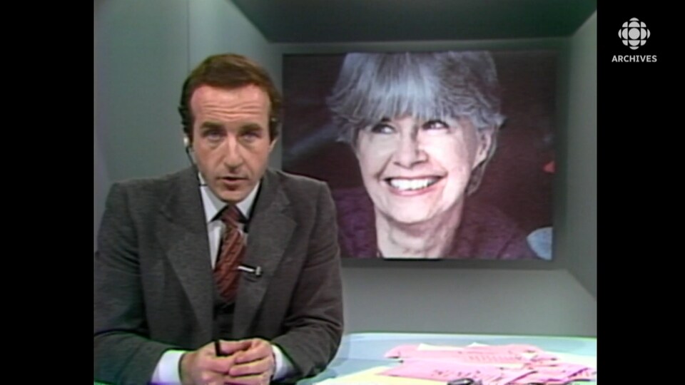 Bernard Derome anime le Téléjournal, une photo d'Anne Hébert est à l'arrière-plan.