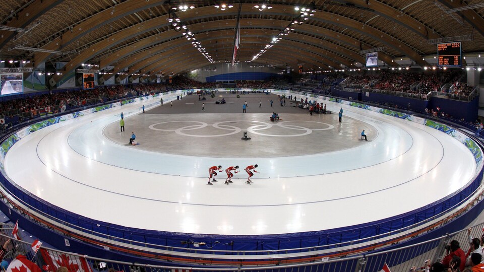 Des patineurs sur la glace.