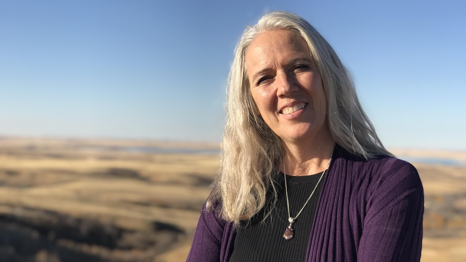L'auteure-compositrice-interprète Annette Campagne devant un paysage des Prairies.