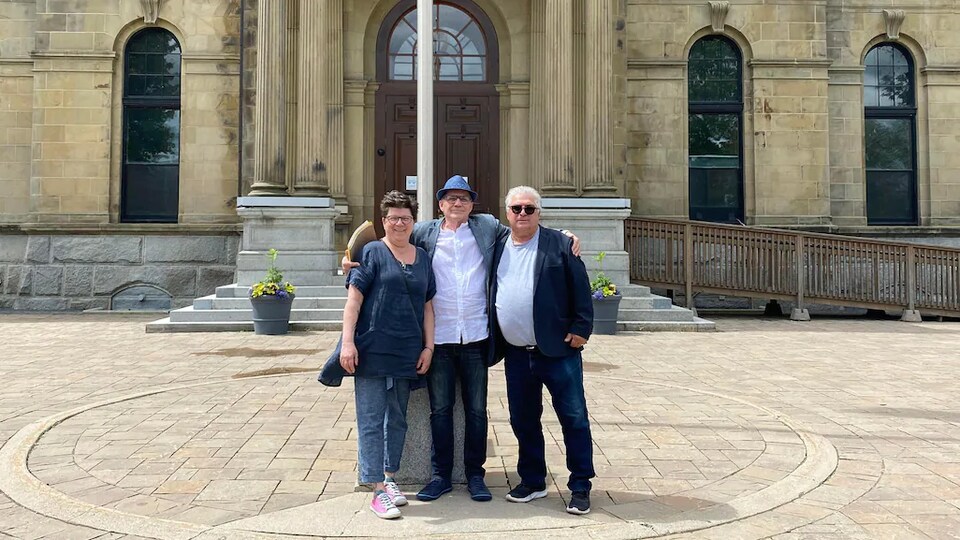 Annette Comeau, Gastien Godin et Eugène Mallet devant l'Assemblée législative.