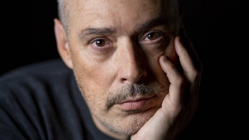 Le metteur en scène Serge Denoncourt regarde droit devant lui.