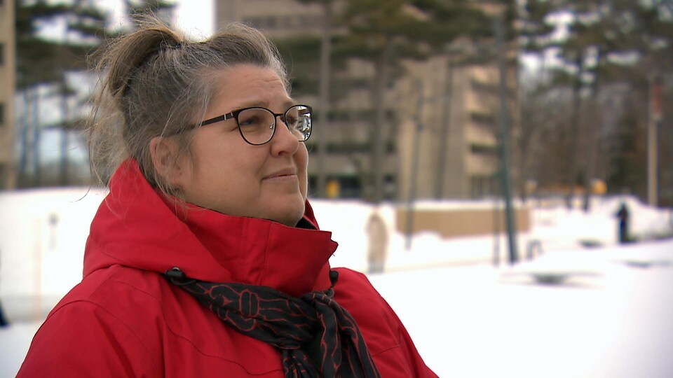 Annie Fontaine lors d’une entrevue accordée à Radio-Canada à l’extérieur, sur le campus de l’Université Laval, l'hiver.