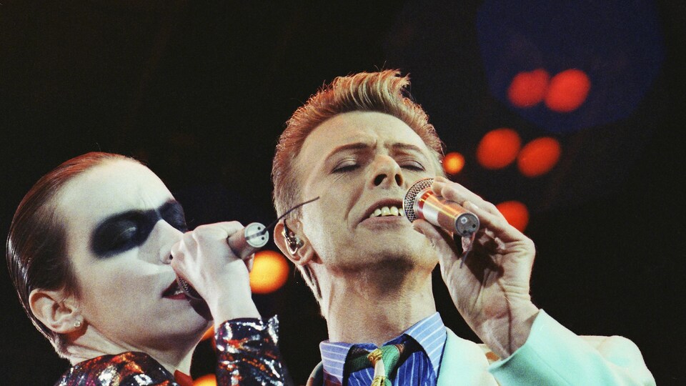 Annie Lennox et David Bowie chantent la chanson Under pressure du groupe Queen lors du concert en hommage à Freddie Mercury au stade Wembley de Londres le 20 avril 1992.